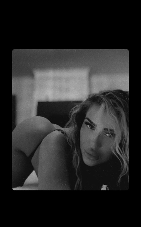 Naakte gelekte OnlyFans-foto van Brown Eyed Girl