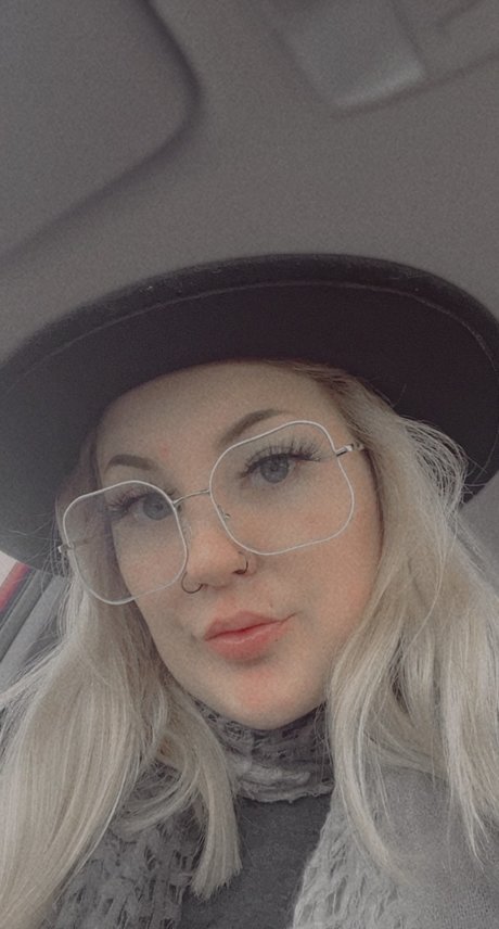 Naakte gelekte OnlyFans-foto van Monica Greene Free