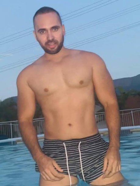 Naakte gelekte OnlyFans-foto van Edo Castaeda