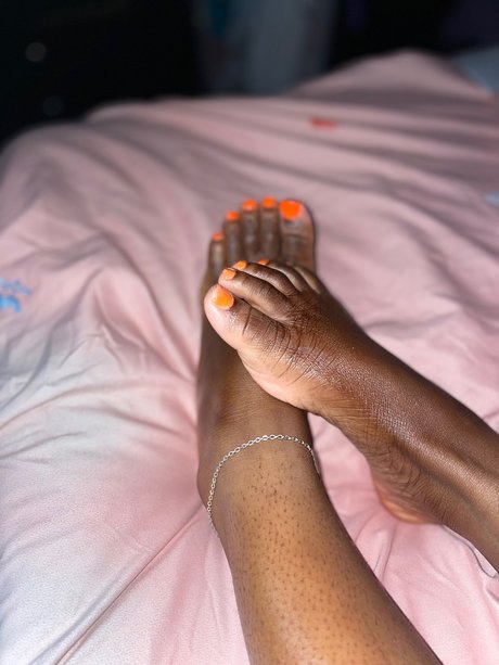 Naakte gelekte OnlyFans-foto van Ebony Feet