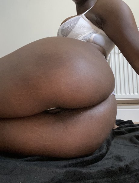 Naakte gelekte OnlyFans-foto van Sweet Ebony