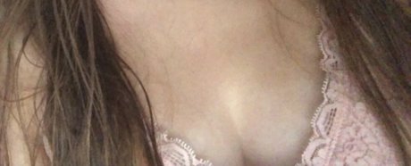 Naakte gelekte OnlyFans-foto van Azades Body Ampamp Feet