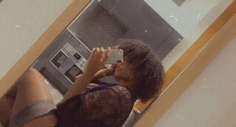 Naakte gelekte OnlyFans-foto van Dominica