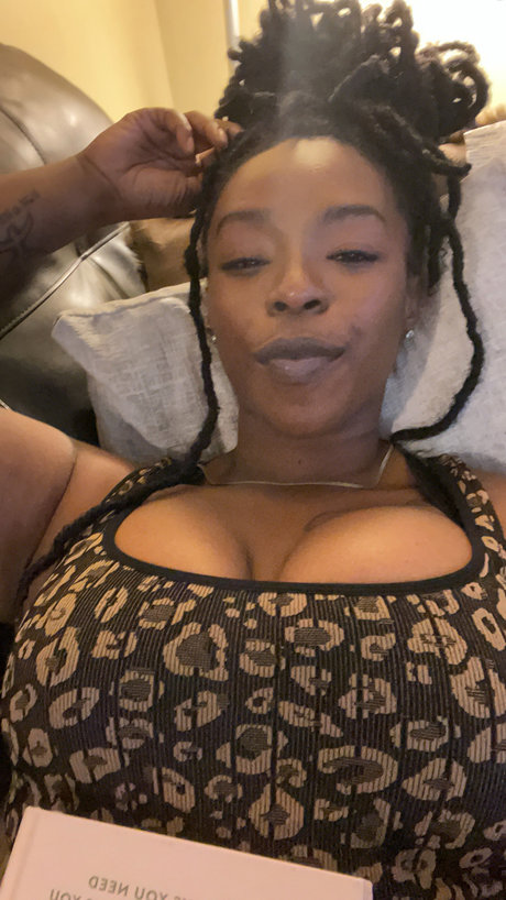 Naakte gelekte OnlyFans-foto van Ebony Belle