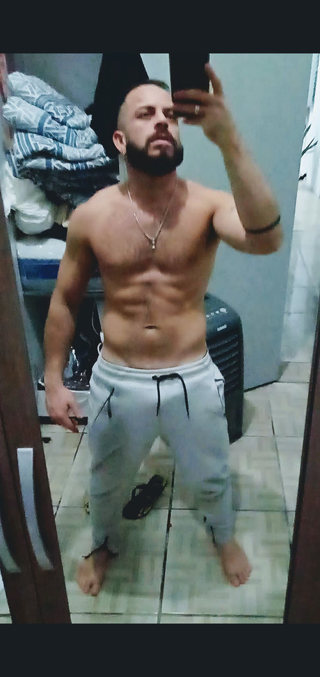 Naakte gelekte OnlyFans-foto van Eduardo Mattos