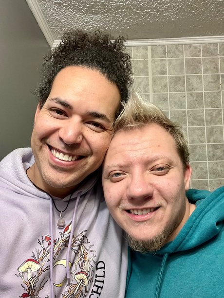 Naakte gelekte OnlyFans-foto van Queertrip