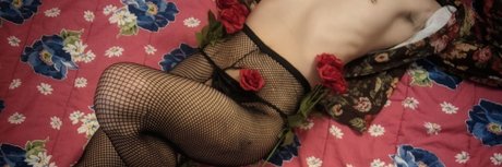 Naakte gelekte OnlyFans-foto van Queer Full Of Fear