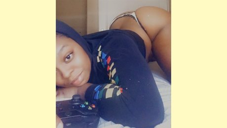 Naakte gelekte OnlyFans-foto van Queencreaamy