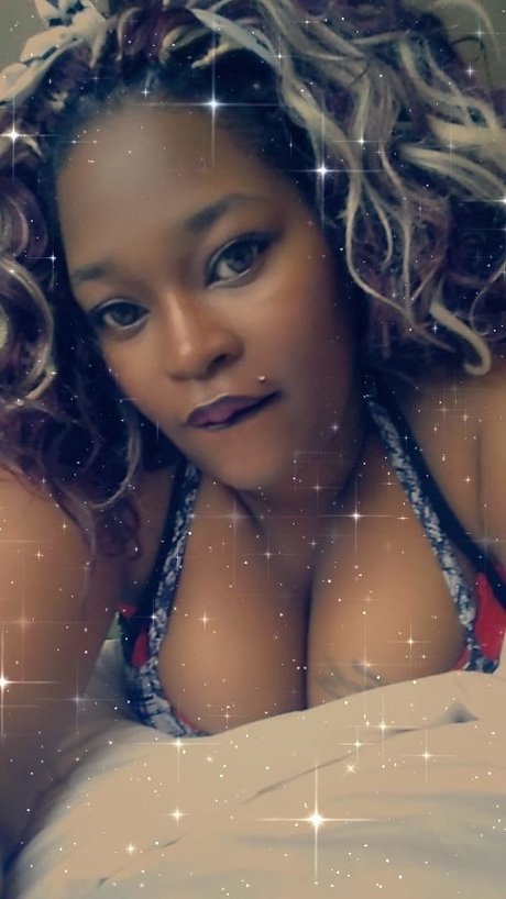 Naakte gelekte OnlyFans-foto van Queen Carmellala