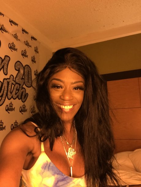 Naakte gelekte OnlyFans-foto van Queen