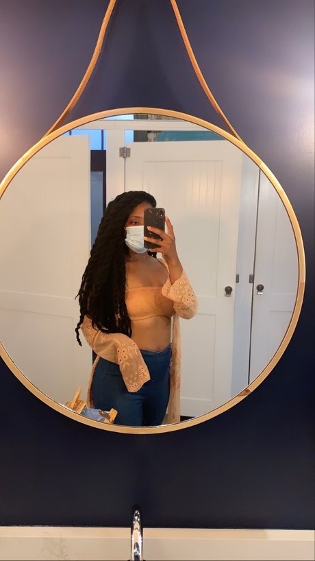 Naakte gelekte OnlyFans-foto van Mothernature