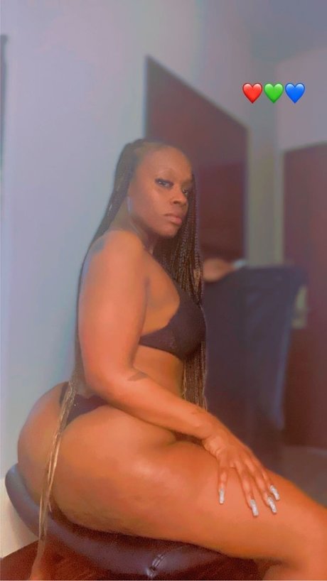Naakte gelekte OnlyFans-foto van Leoshia Waire
