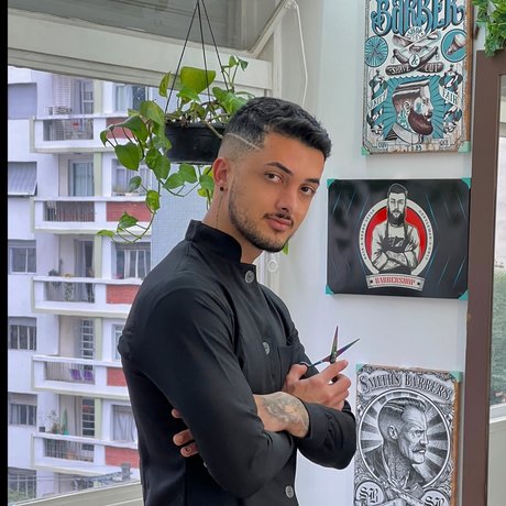 Naakte gelekte OnlyFans-foto van Naked Barber  