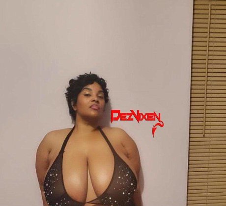 Naakte gelekte OnlyFans-foto van Dezvixenloaded