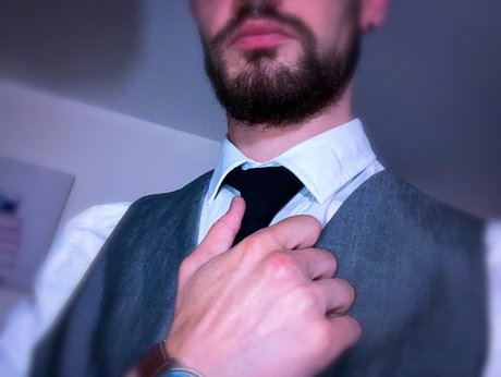 Naakte gelekte OnlyFans-foto van Mrd  Suited Man  Free Subcription