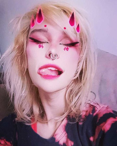 Naakte gelekte OnlyFans-foto van Lou