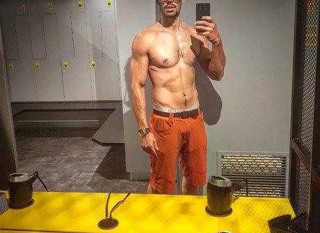 Naakte gelekte OnlyFans-foto van Mr Deviant