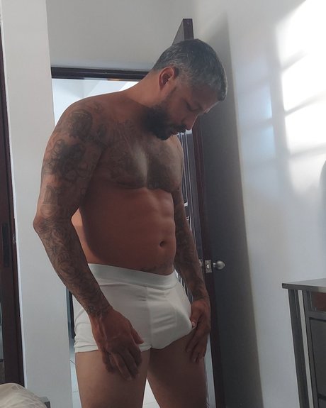 Naakte gelekte OnlyFans-foto van Dominican Studd