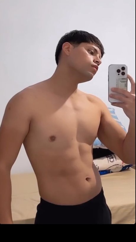 Naakte gelekte OnlyFans-foto van Darian Medina
