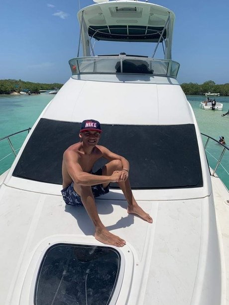 Naakte gelekte OnlyFans-foto van Daniel Jimenez