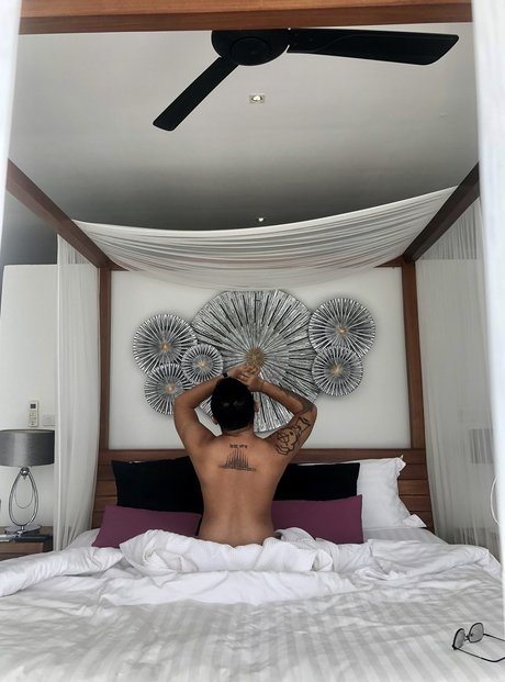Naakte gelekte OnlyFans-foto van Rain