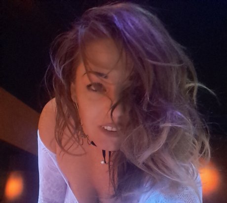 Naakte gelekte OnlyFans-foto van Rain