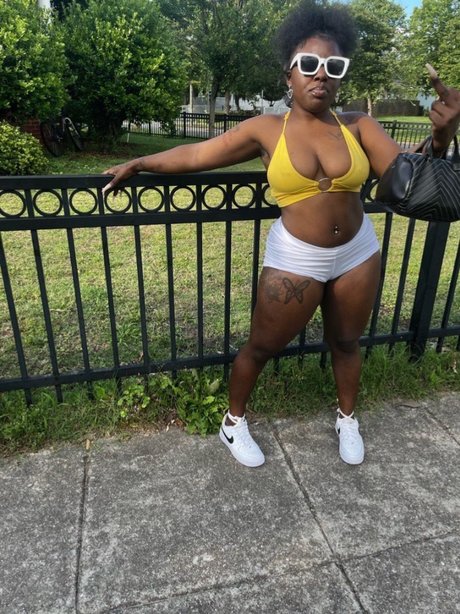 Naakte gelekte OnlyFans-foto van Rainaamore