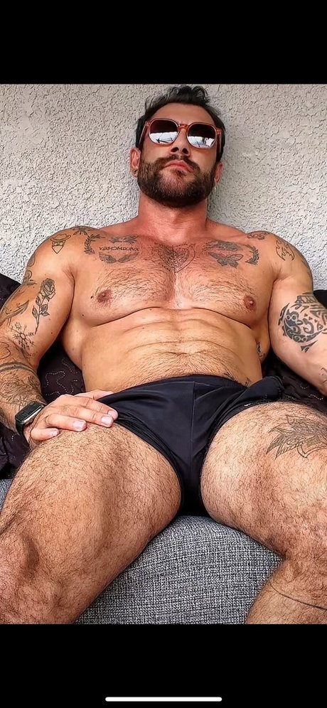 Naakte gelekte OnlyFans-foto van Rafael Enrique