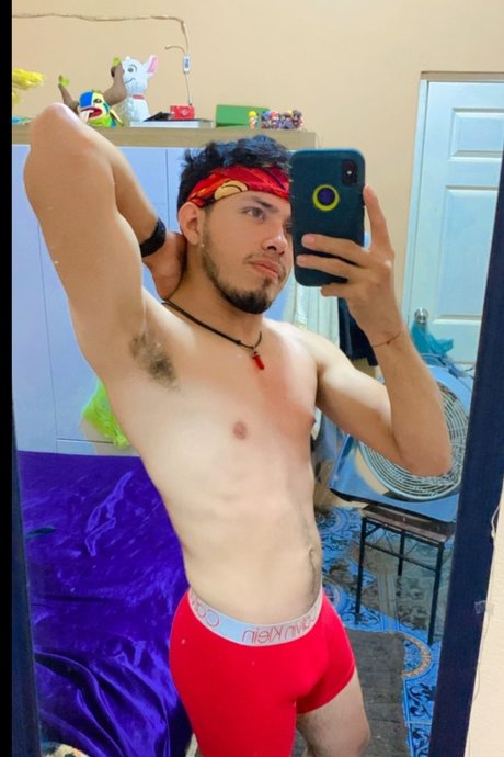 Naakte gelekte OnlyFans-foto van Eduardo Oyuela