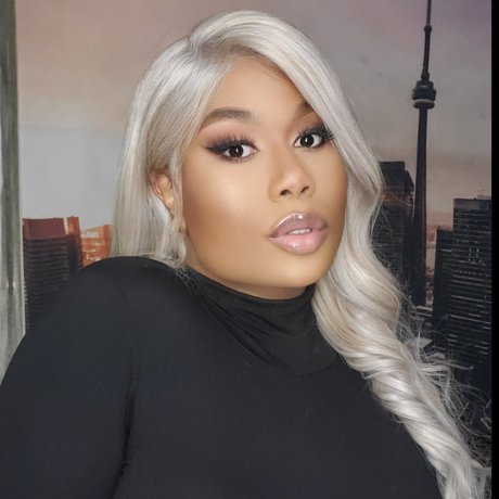 Naakte gelekte OnlyFans-foto van Dolly Inna Real Life