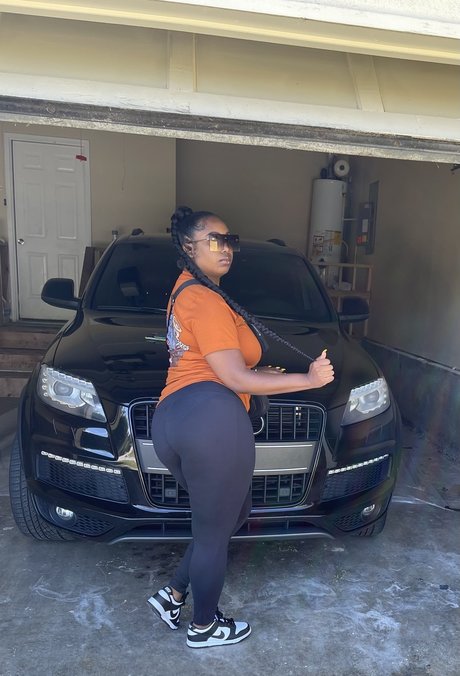Naakte gelekte OnlyFans-foto van Symone