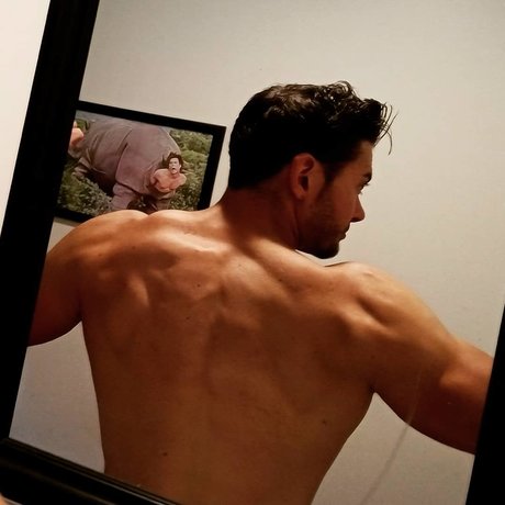 Naakte gelekte OnlyFans-foto van Derock With Me
