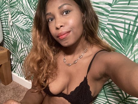 Naakte gelekte OnlyFans-foto van Brandi