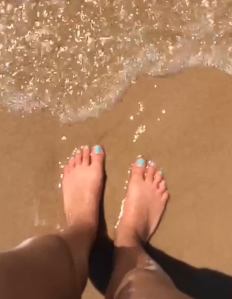 Naakte gelekte OnlyFans-foto van Feet Of The Earth