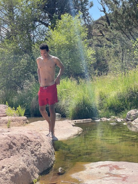 Naakte gelekte OnlyFans-foto van Dominic Jones