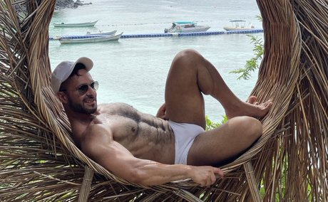Naakte gelekte OnlyFans-foto van Adam Champ