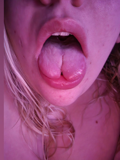 Naakte gelekte OnlyFans-foto van Rayven Rosario