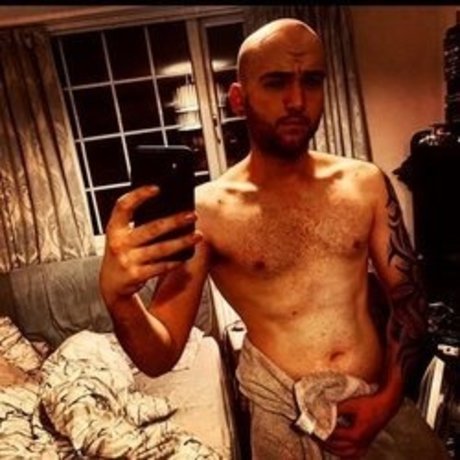 Naakte gelekte OnlyFans-foto van Big Dick Bill