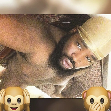 Naakte gelekte OnlyFans-foto van Rayj Cum