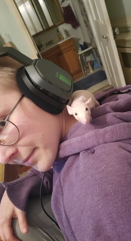 Naakte gelekte OnlyFans-foto van Rat Queen