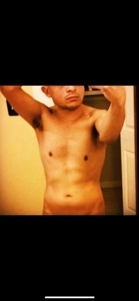 Naakte gelekte OnlyFans-foto van Dr3