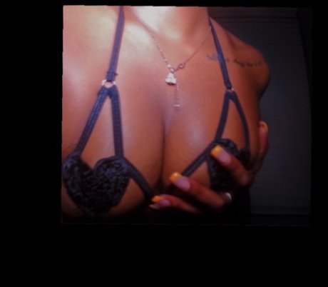 Naakte gelekte OnlyFans-foto van Rarri