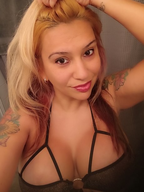 Naakte gelekte OnlyFans-foto van Cherry Bond