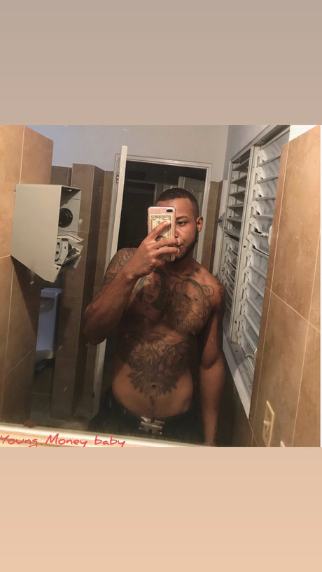 Naakte gelekte OnlyFans-foto van Randy Lopez