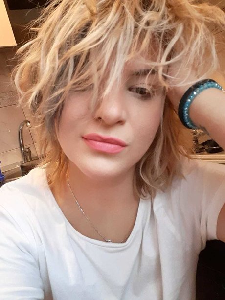 Naakte gelekte OnlyFans-foto van Raluka Matei