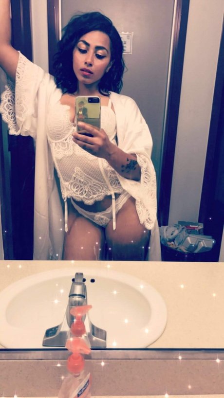 Naakte gelekte OnlyFans-foto van Serena Hurt