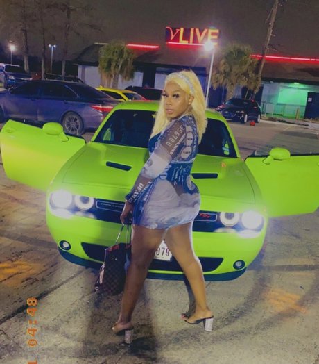Naakte gelekte OnlyFans-foto van Remy Barbie