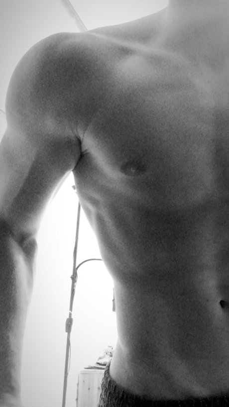 Naakte gelekte OnlyFans-foto van Reksi