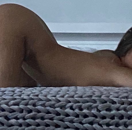 Naakte gelekte OnlyFans-foto van Reina Angel