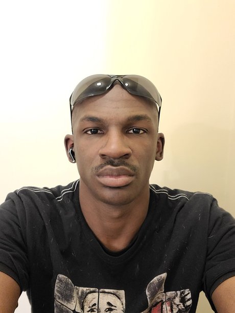 Naakte gelekte OnlyFans-foto van Reggie B